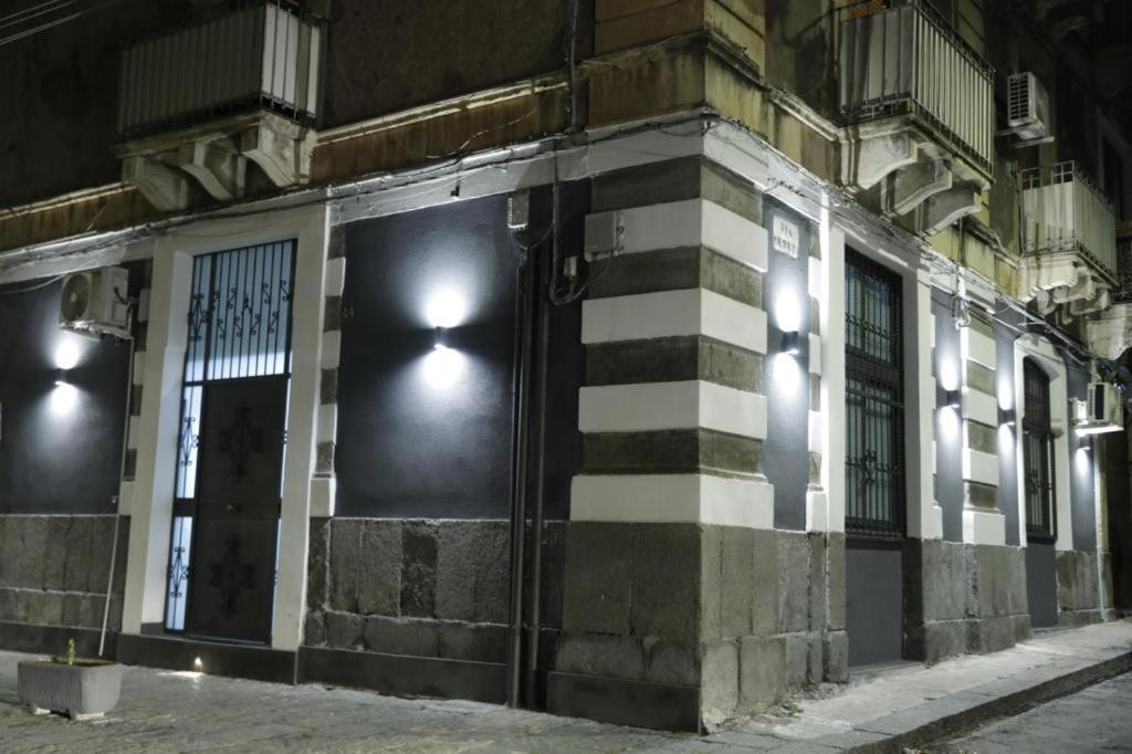 The House Porta Garibaldi Apartment Catania Bagian luar foto